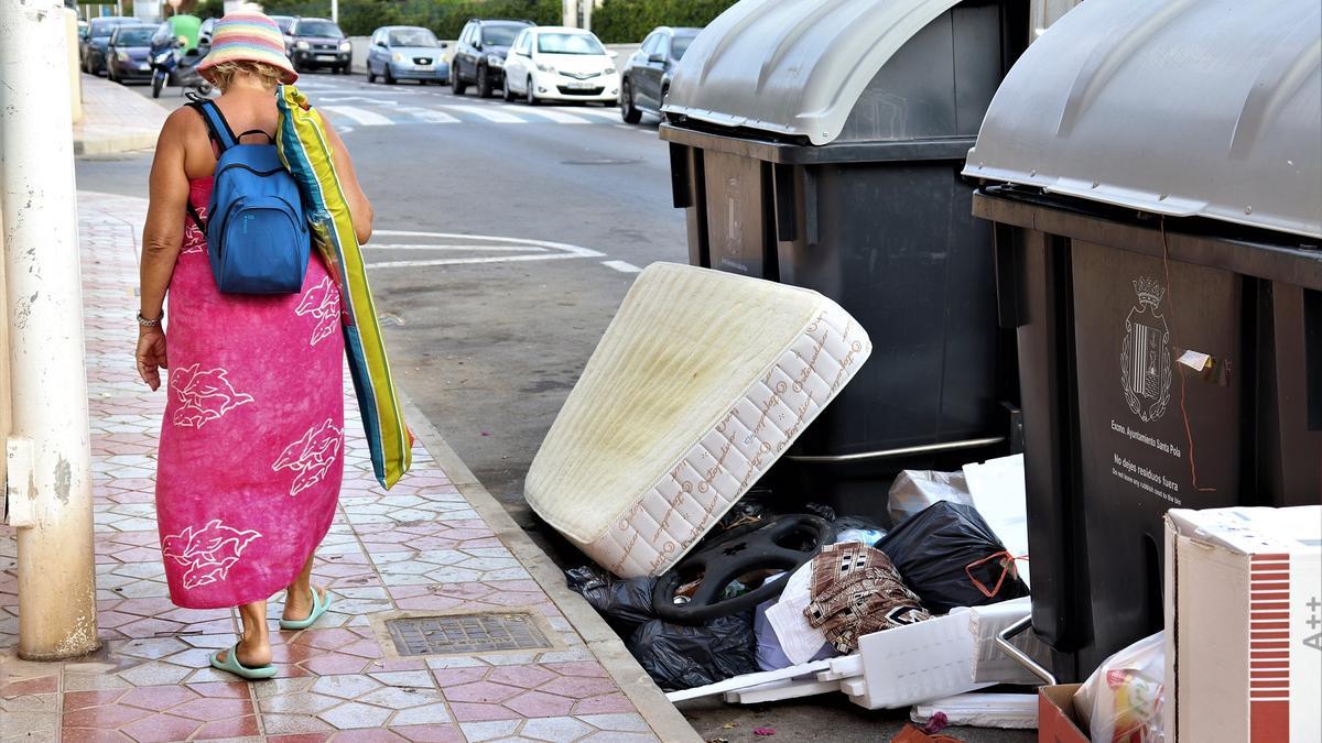 Colchones y basuras fuera de los contenedores en Santa Pola