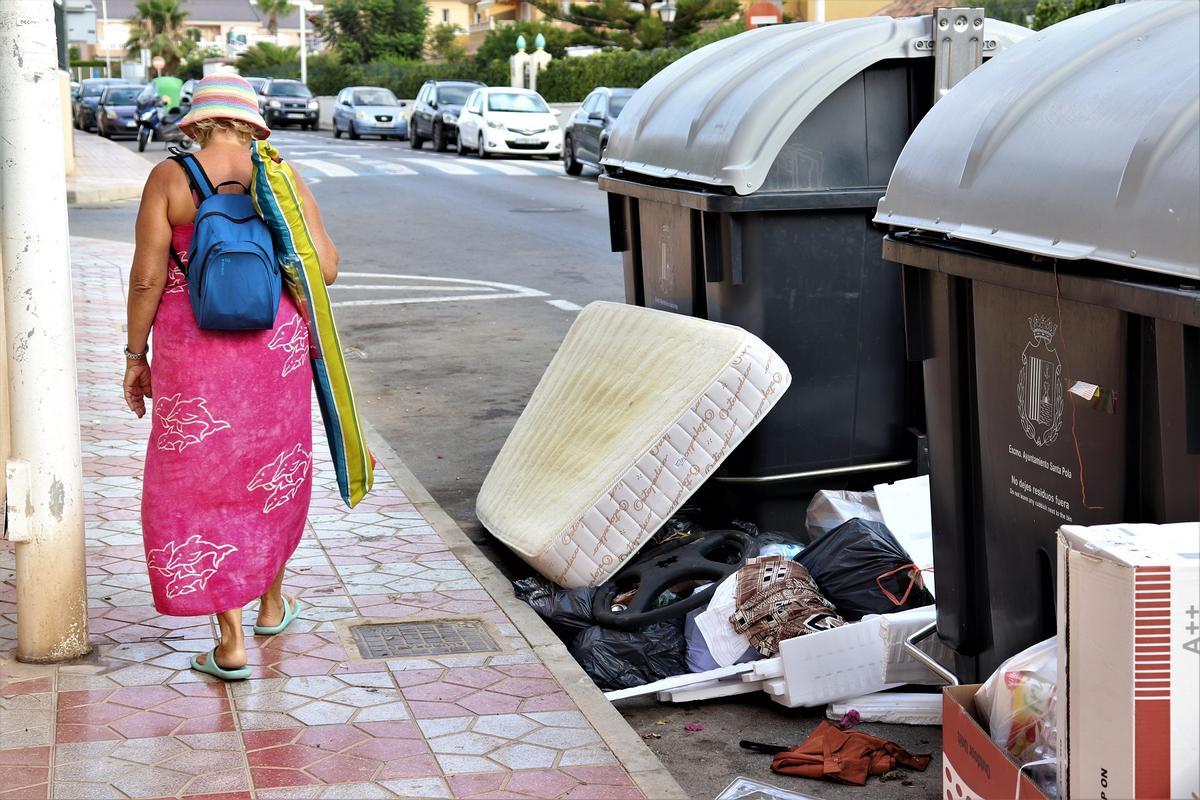 Colchones y basuras fuera de los contenedores en Santa Pola