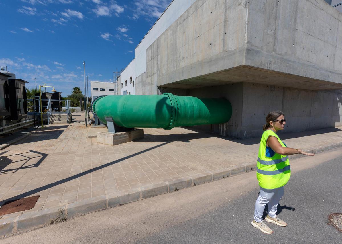 Tubería por la que entra el agua desalada en la instalación de Mutxamel
