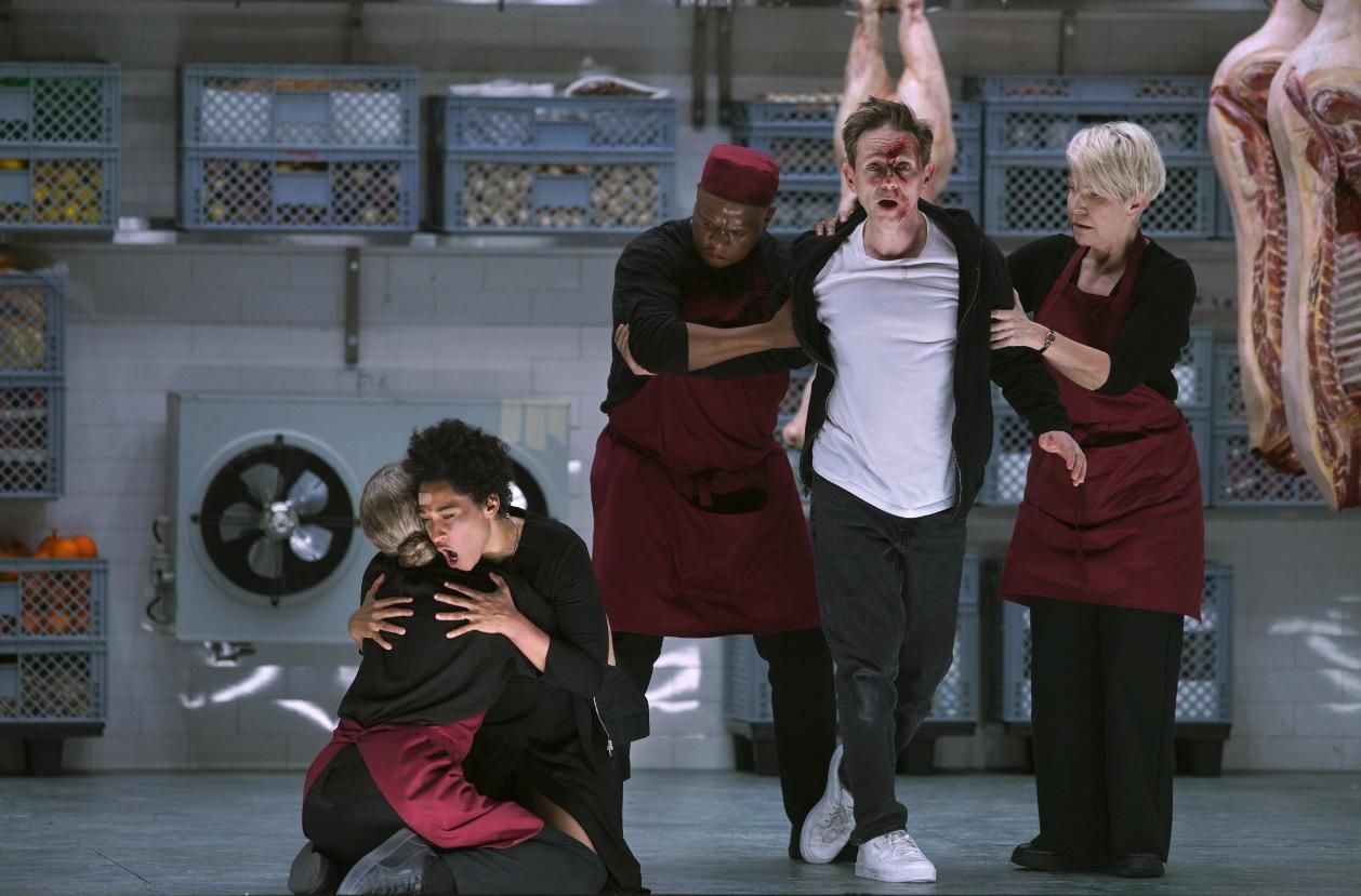 Tania Garrido (Vesta, de espalda), Julia Bullock (Theodora), Thando Mjandana (Mensajero), Iestyn Davies (Didymus) y Joyce DiDonato (Irene), en un momento de 'Theodora'.