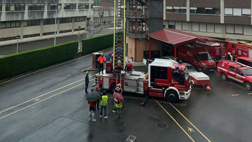 Un camión de bomberos, durante unas pruebas de selección en el cuartel municipal del Rubín. | LNE