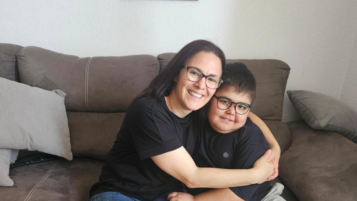 Silvana Rodríguez, junto a su hijo Lucas.