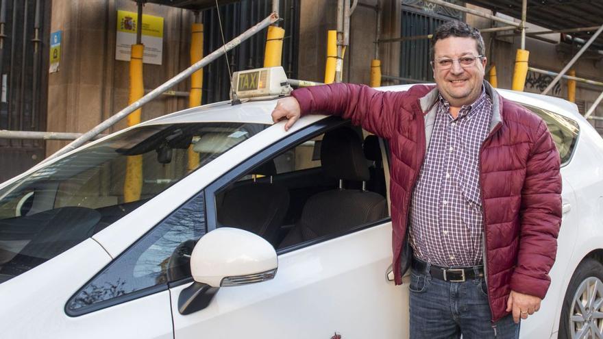 Alejandro Blanco posa con su taxi, cuya concesión traspasa por jubilación.