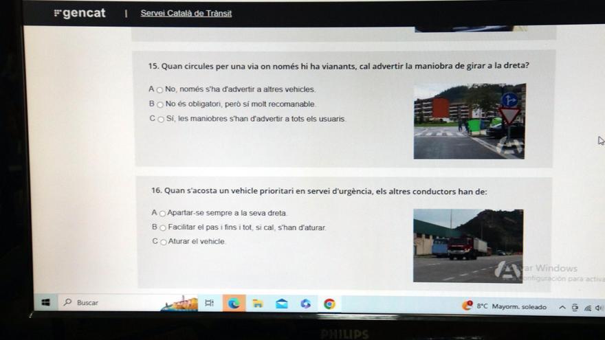 Trànsit publica tests de conduir en català per impulsar la llengua a les autoescoles