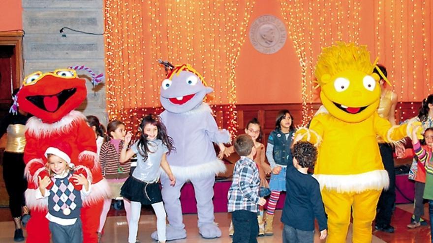 Los niños bailan alegremente con  ´Los Lunnis´, los muñecos de la serie de televisión infantil. Tarde festiva para unos pequeños que tienen motivos para sonreír.