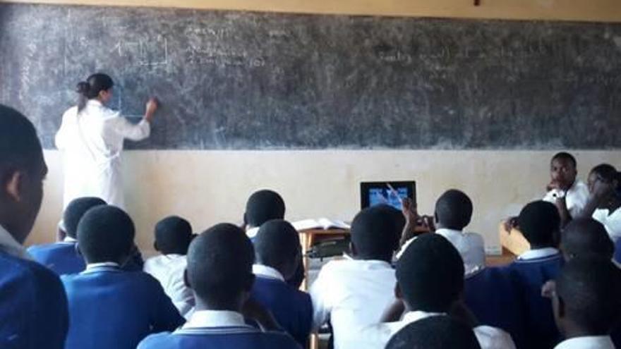 Una clase impartida por miembros de la UMH en Ruanda.