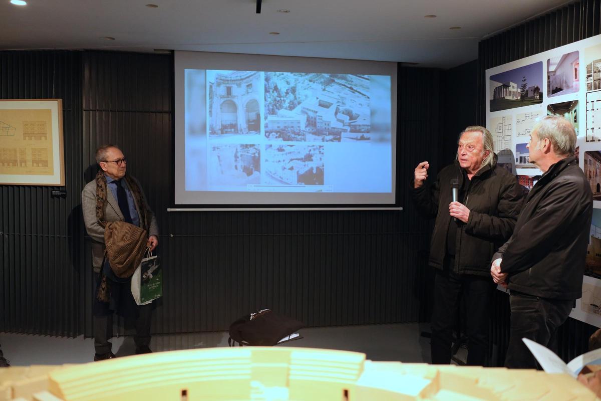A la izquierda Manuel Portaceli; a la derecha, Tito Llopis, comisario de la exposición, y Carlos Salazar, vocal de Cultura del CTAV.