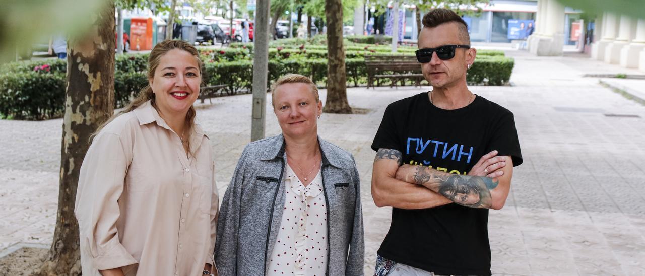 Oaksana Morzova (centro) y Alex Golubyn, junto a Khrystyna Mykulyak, que hace de traductora, en Cáceres.