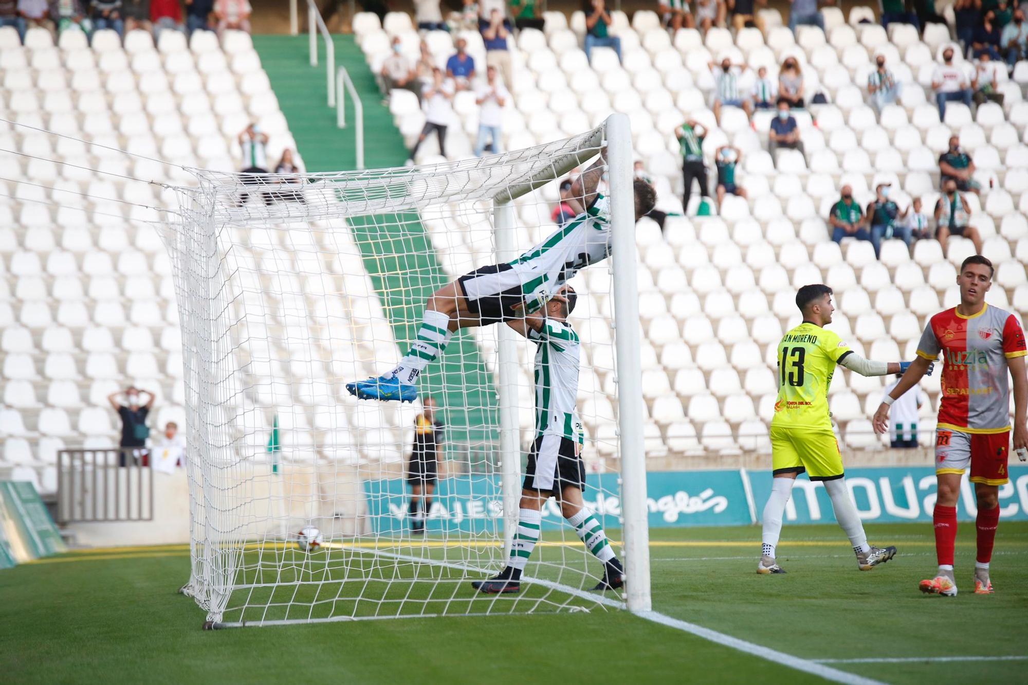 Antonio Casas formó hoy como titular junto a Willy en la delantera.