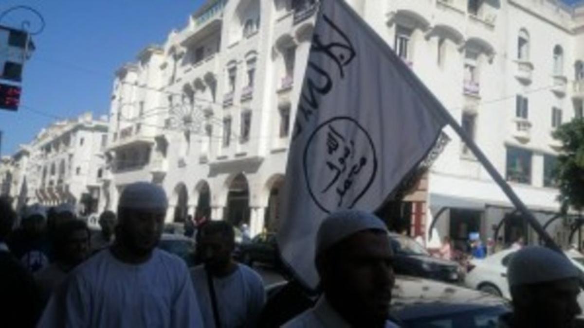 Bandera del Estado Islámico en Rabat