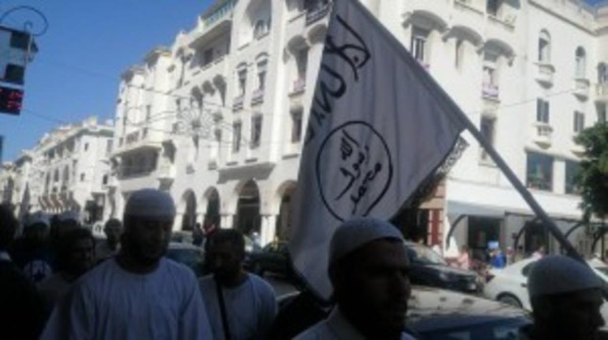 Un grup de vianants porta una bandera amb els símbols de l’Estat Islàmic en una avinguda de Rabat.