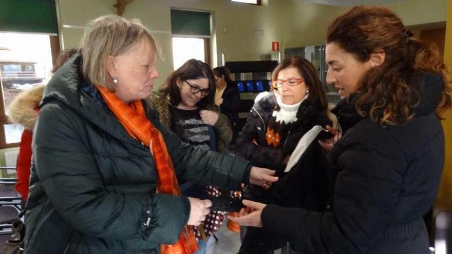 María José Hevia, a la derecha, con alumnas del taller de confección.