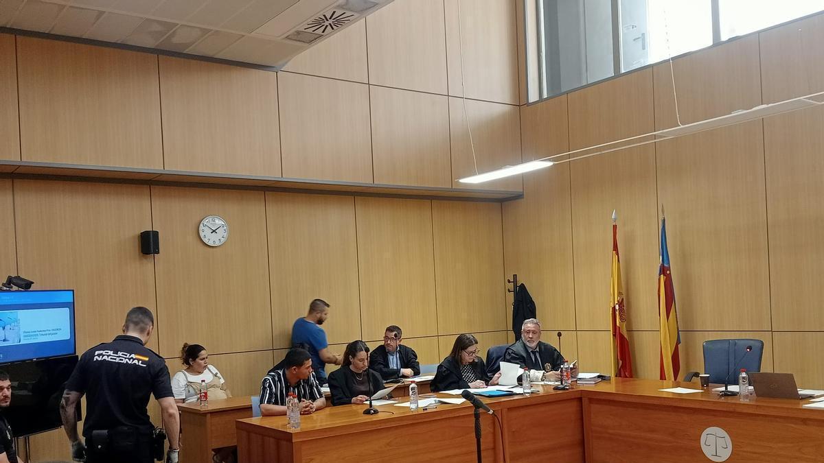 Los tres acusados, hoy, poco antes de escuchar el veredicto de culpabilidad