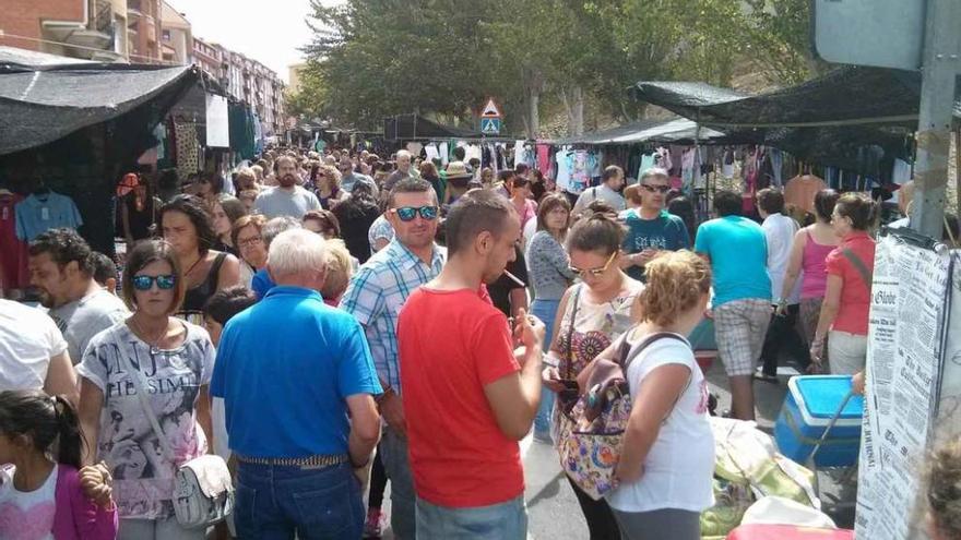 Puestos instalados en el mercadillo de la Cañada de la Vizana durante este verano.