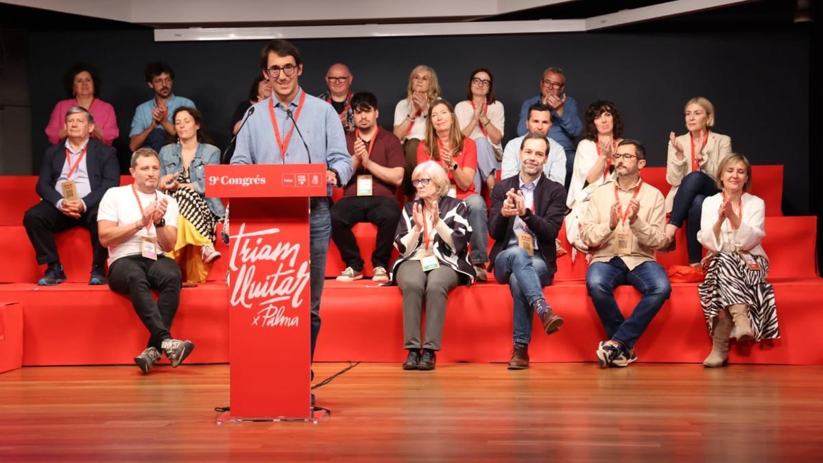 Iago Negueruela durante su discurso, detrás los miembros de su comisión ejecutiva.
