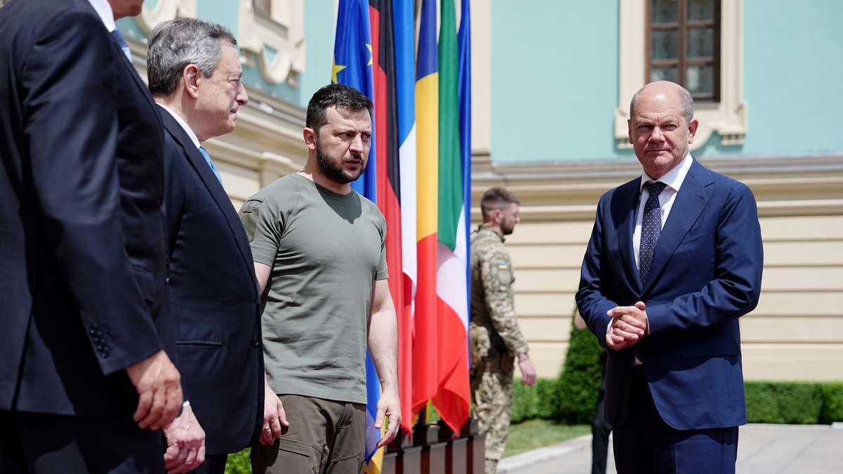 Irpin (Ucrania), 16/06/2022.- (L-R) el primer ministro italiano Mario Draghi, el canciller alemán Olaf Scholz, el presidente ucraniano Volodymyr Zelensky, el presidente francés Emmanuel Macron y el presidente rumano Klaus Iohannis se reúnen para una sesión de trabajo en el Palacio Mariinsky, en Kyiv, Ucrania, 16 de junio de 2022. El presidente francés Emmanuel Macron, el primer ministro italiano Mario Draghi y el canciller alemán Olaf Scholz llegaron en un tren nocturno desde Polonia a Kyiv y se reunirán con el presidente ucraniano Volodymyr Zelensky, en un momento en que el país está presionando para que la UE afiliación. (Polonia, Rumanía, Ucrania) EFE/EPA/LUDOVIC MARIN / POOL MAXPPP FUERA