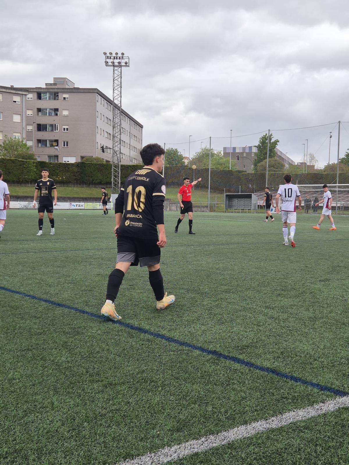 Josecho, jugador del Compostela, durante el encuentro ante el TSK Roces.