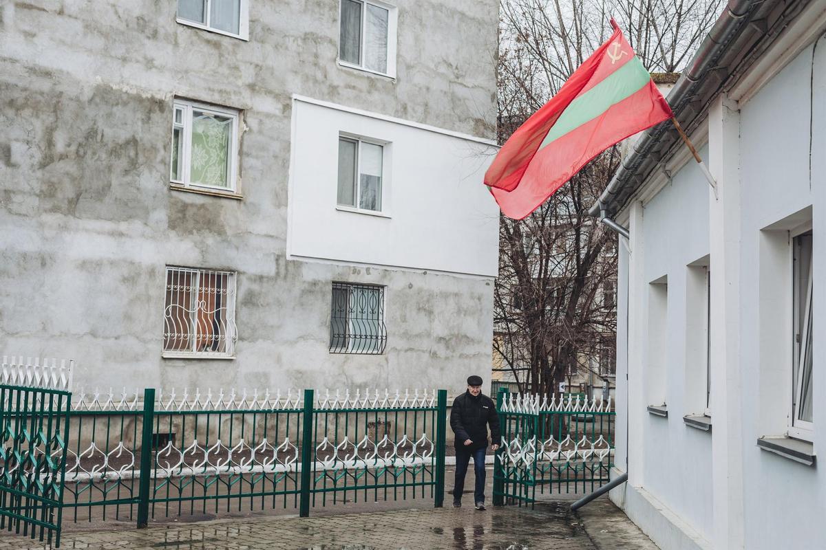 Una bandera de la república de Transnistria en Tiraspol.