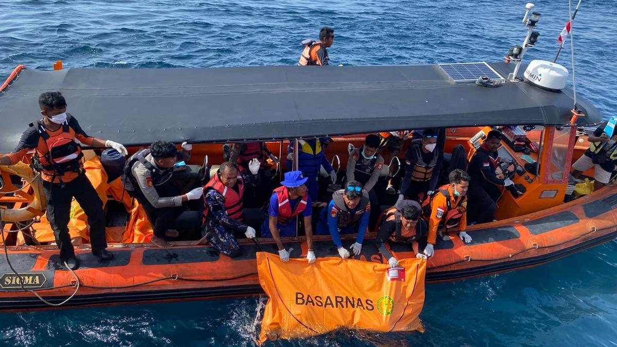 Efectivos de la Agencia de Búsqueda y Rescate de Indonesia recuperan el cuerpo de Fernando Martín en aguas de Labuan Bajo.