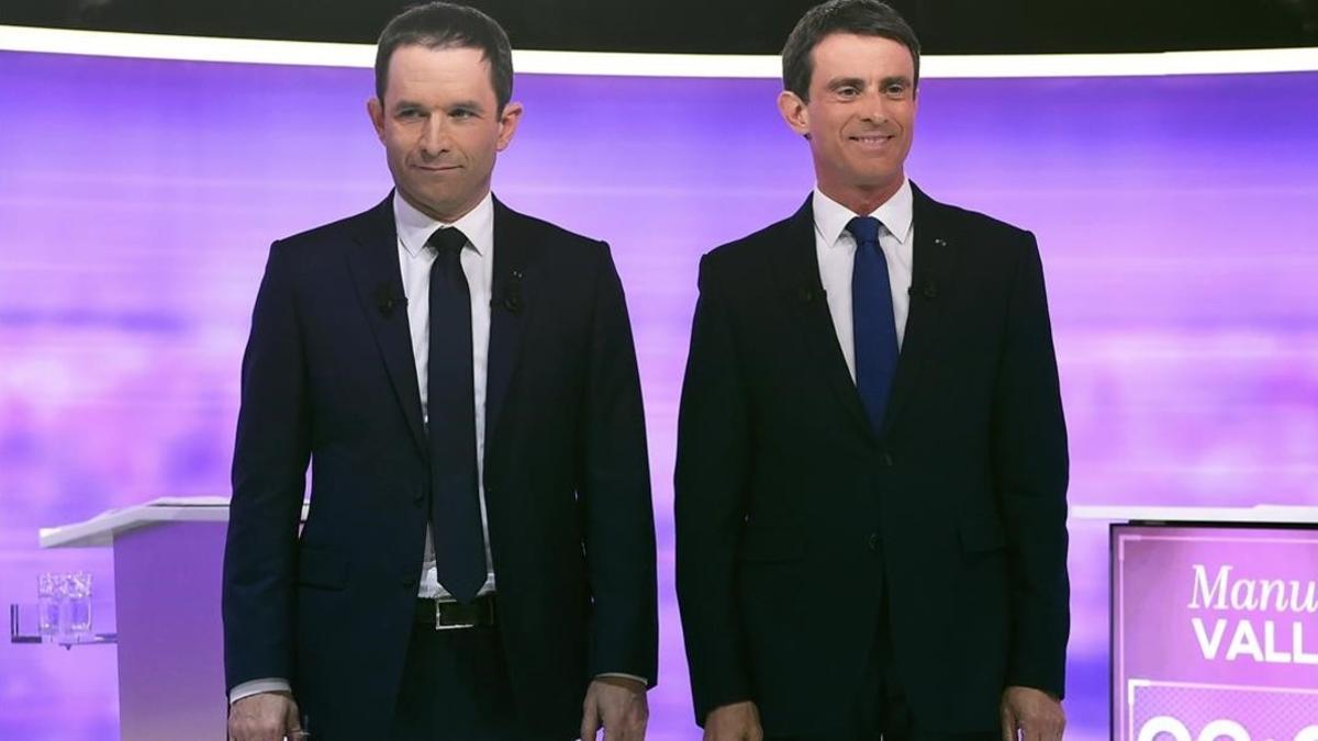 Valls (derecha) y Hamon, antes del debate final de las primarias socialistas, en La Plaine-Saint-Denis, cerca de París, este miércoles.