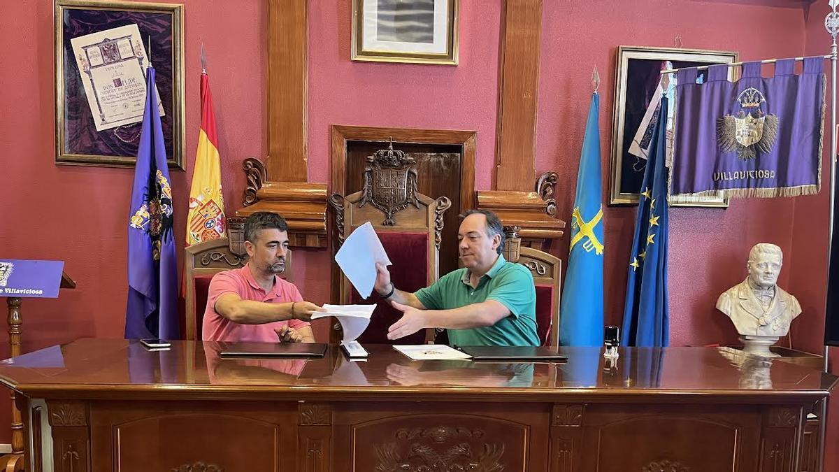 Por la izquieda, Ángel Vallina y Alejandro Vega durante la firma del convenio.