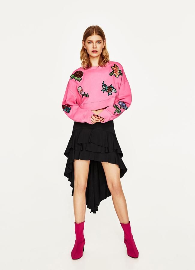 Sudadera con parches de flores de Zara