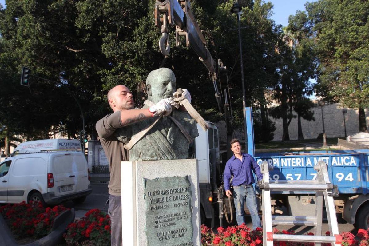 Retiran el busto del Almirante Bastarreche