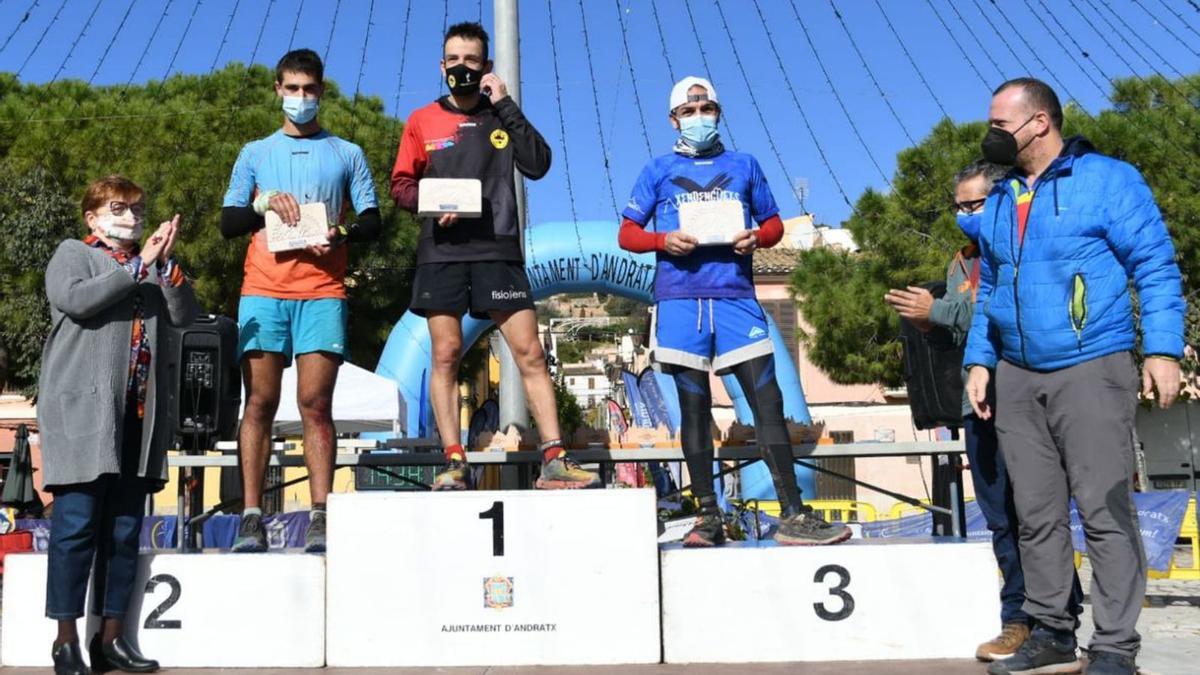 Podio masculino durante la entrega de trofeos en Andratx.