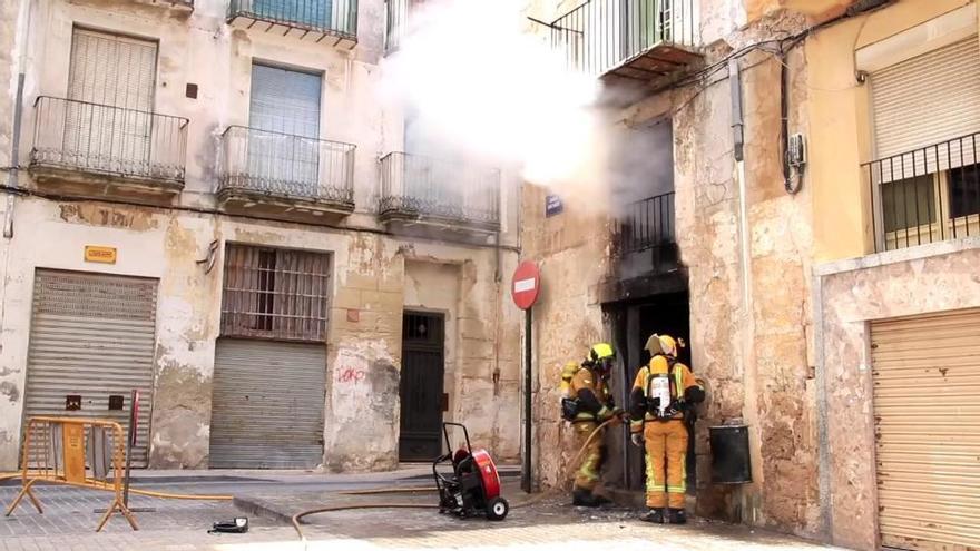 Espectacular incendio en una casa de Alcoy