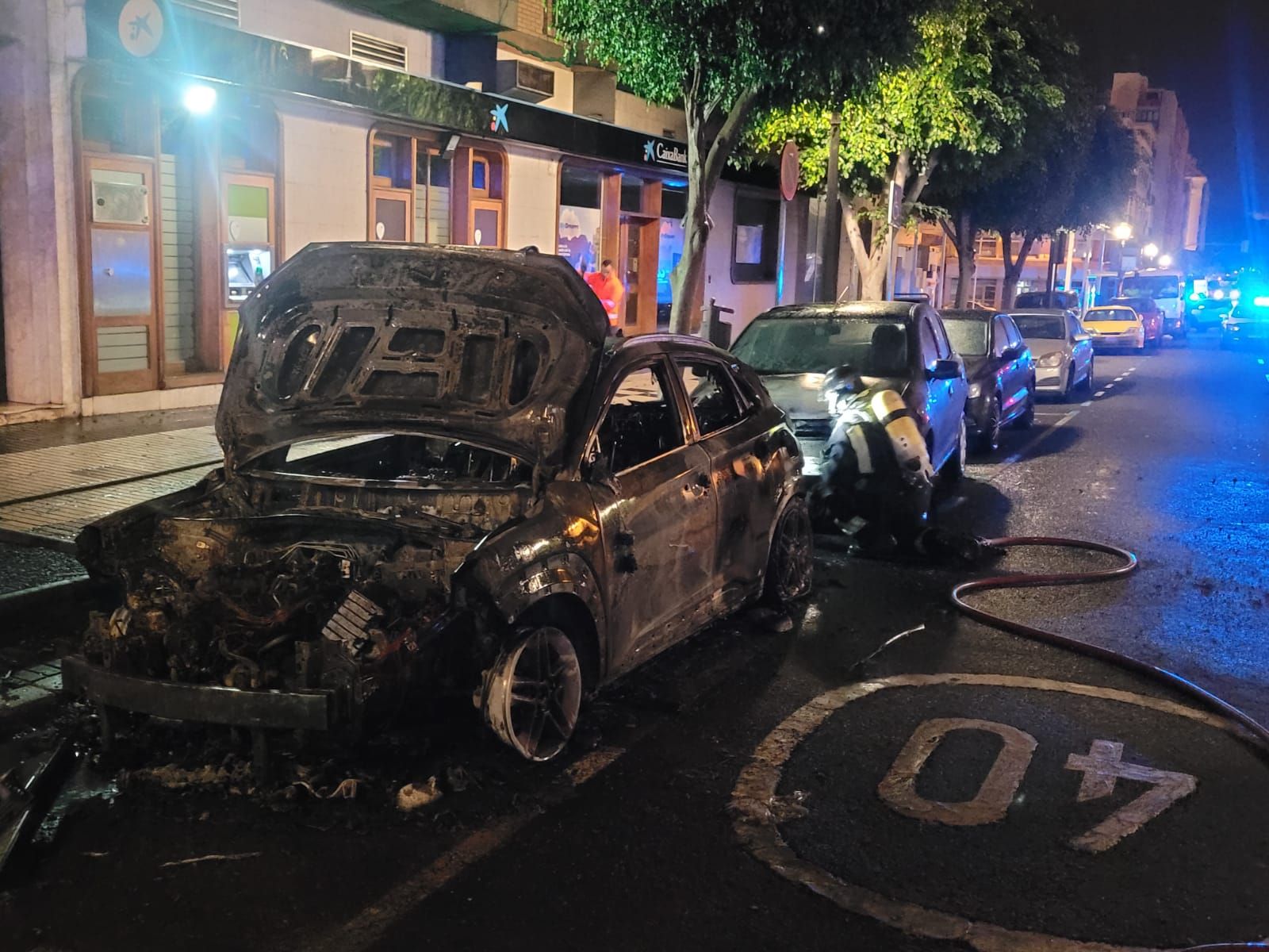 Incendio de dos coches y tres contenedores en Tomás Morales