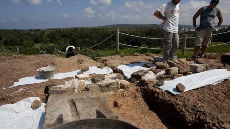 Excavaciones en el castillo de Gauzón y, en el recuadro, algunas de las piezas de cerámica vidriada halladas.