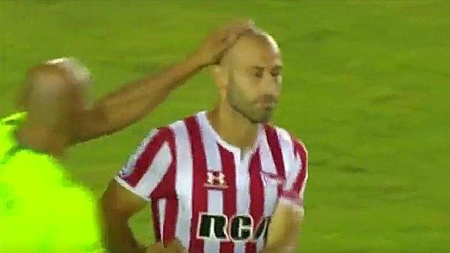 Mascherano falla un penalti y Milito dimite como técnico de Estudiantes