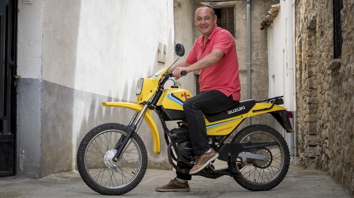 Francisco Rueda Folch, albañil, juez de paz y enterrador del pueblo castellonense de Castellfort, en su Suzuki.