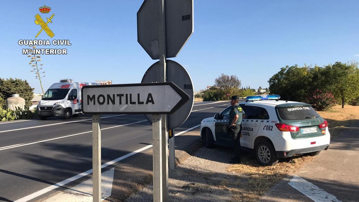 La Guardia Civil presta servicio a la entrada de Montilla.