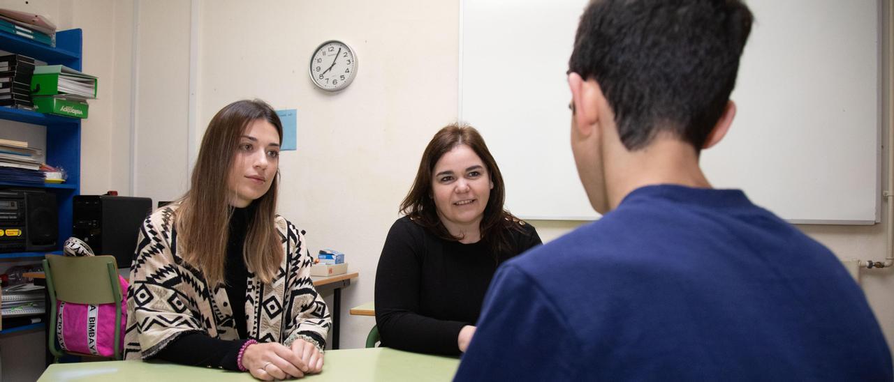 Una enfermera realizando una consulta en el IES Son Pacs.