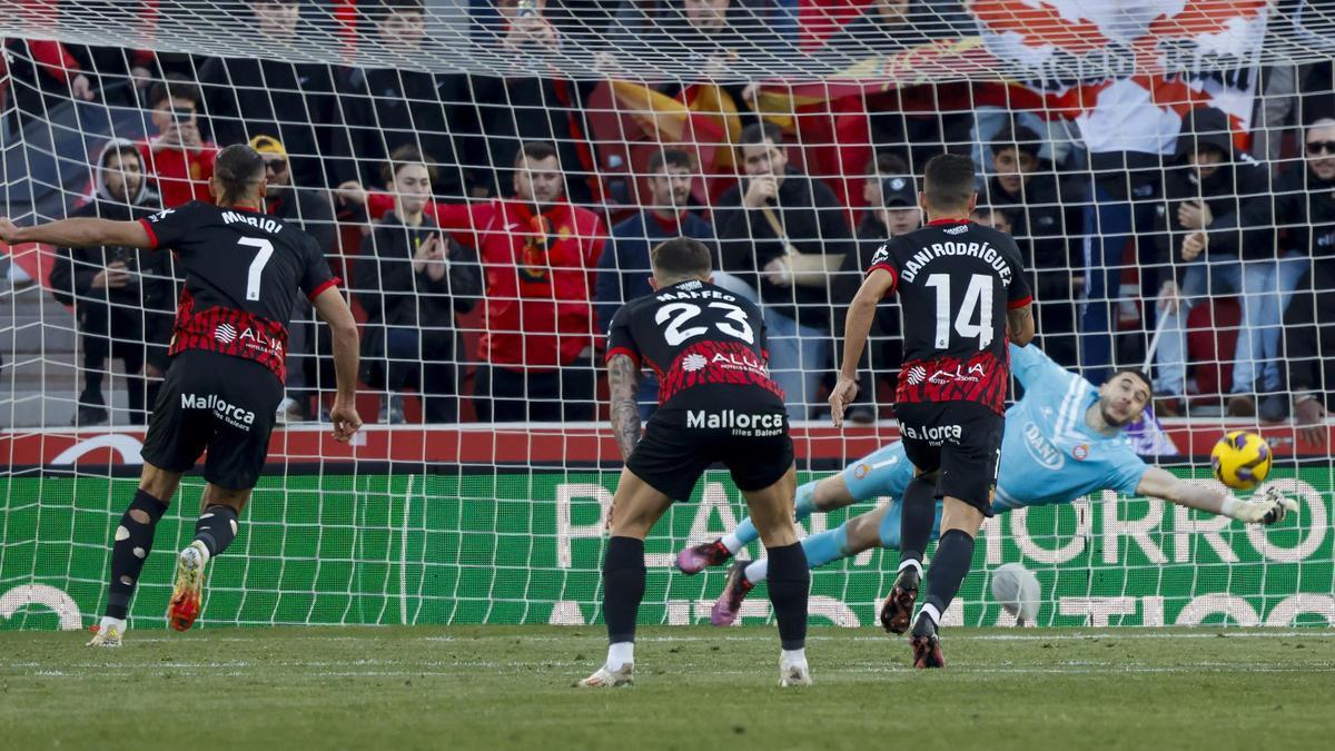 Joan García, el portero del Espanyol, detiene el primer penalti lanzado por Muriqi, el delantero del Mallorca.
