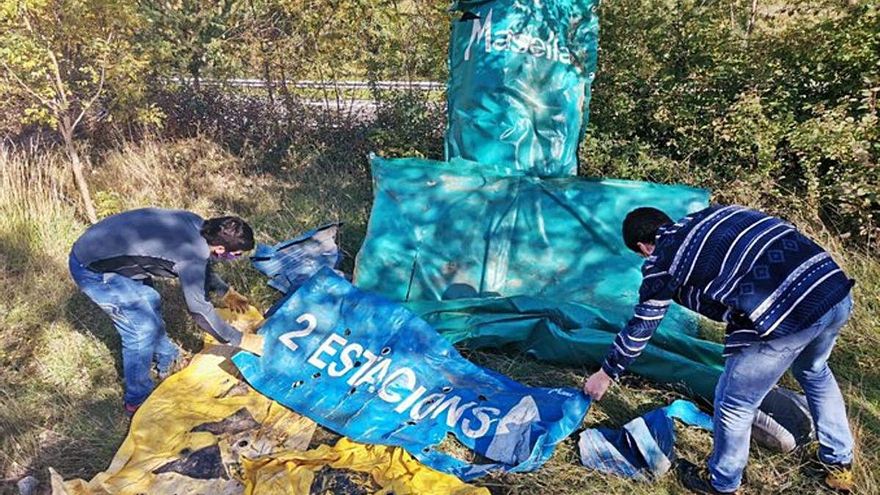 Membres del grup berguedà recollint les deixalles del parc natural