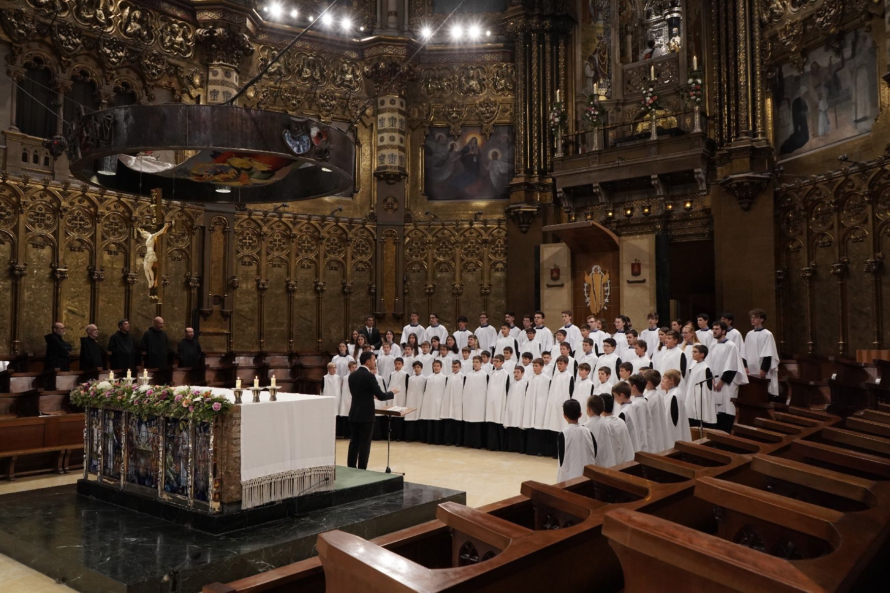 Montserrat vesteix les primeres escolanes de la història