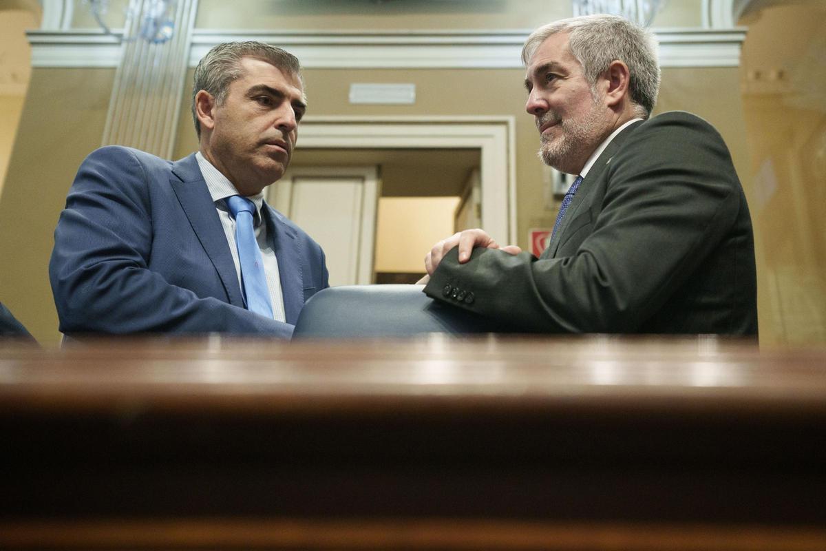 El presidente Fernando Clavijo (d) conversa con su 'número dos' en el Gobierno, Manuel Domínguez.