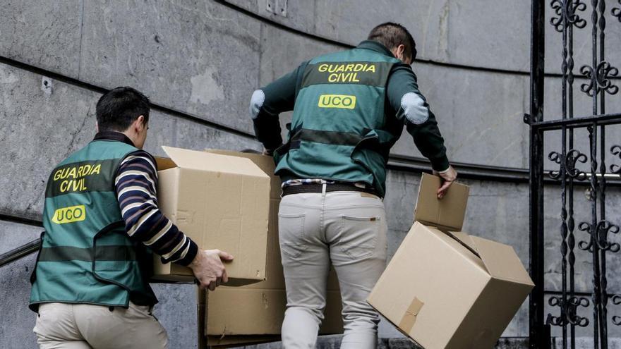 Agentes de la UCO durante el registro en la sede ovetense de UGT.