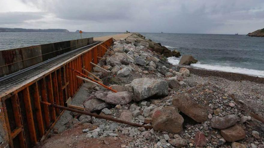 Preparativos de obra llevados a cabo este verano para reforzar uno de los tramos del dique de San Juan dañado por los temporales del pasado invierno.