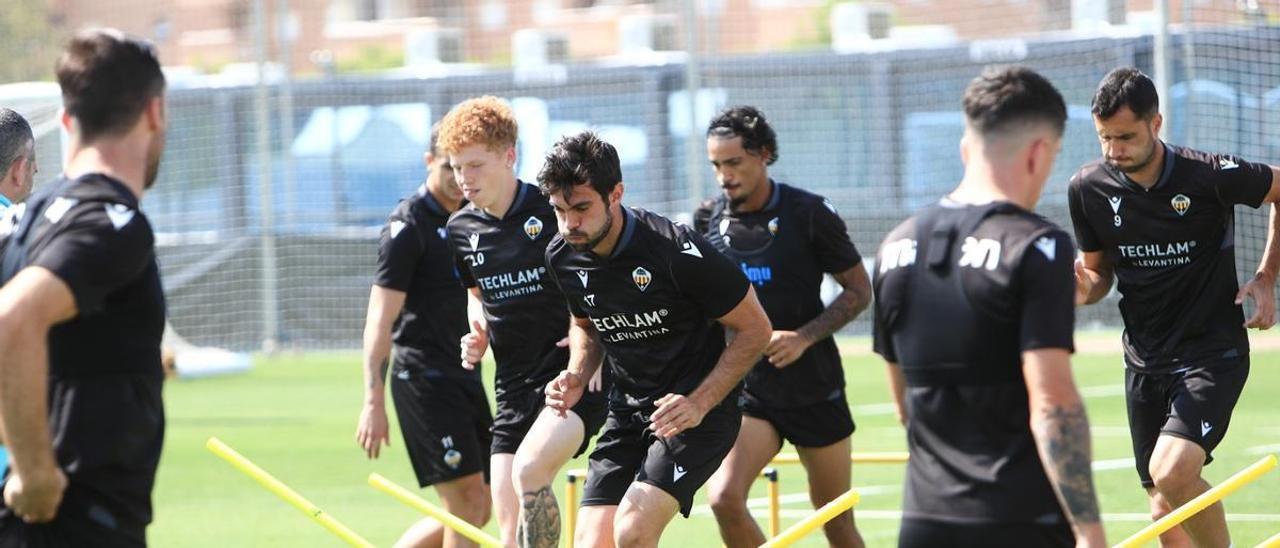 Los jugadores del Castellón se ejercitan durante la sesión de entrenamiento del jueves en las instalaciones de Orpesa.