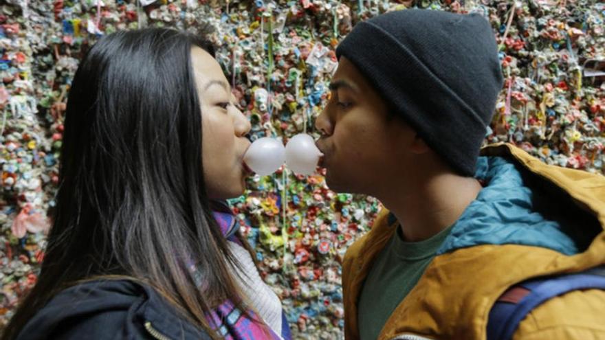 Dos españoles descubren un chicle que combate la resaca en cuestión de minutos