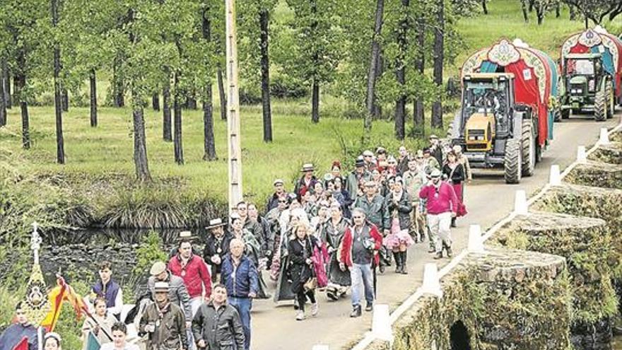 La lluvia acompaña a miles de romeros que peregrinan a la Virgen de la Cabeza