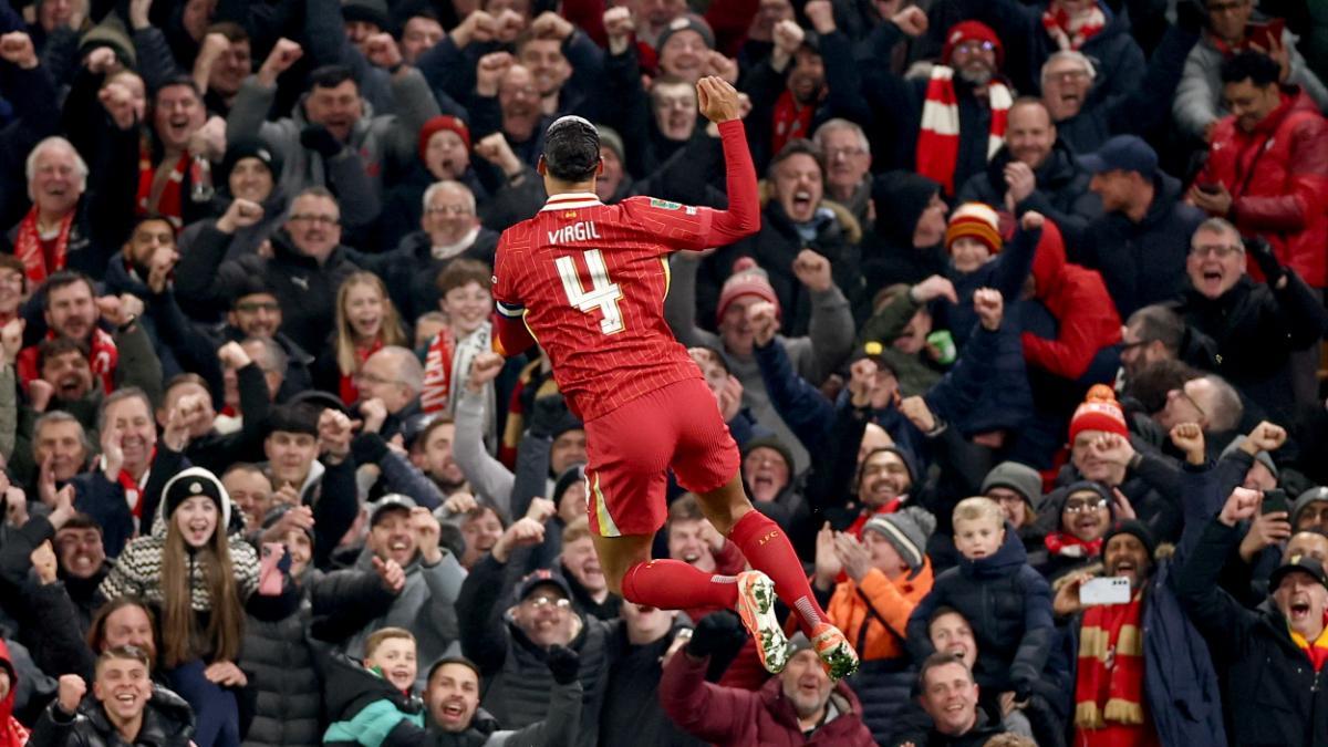 Virgil van Dijk del Liverpool celebra tras anotar el gol del 4-0 durante el partido de vuelta de la semifinal de la Copa EFL entre el Liverpool FC y el Tottenham Hotspur, en Liverpool, Gran Bretaña, el 06 de febrero de 2025. (Reino Unido)