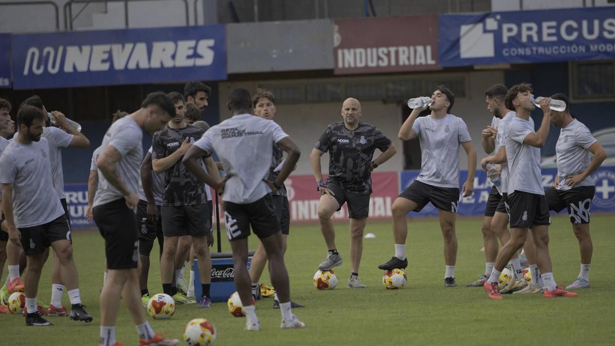 Un momento de un entrenamiento del Avilés