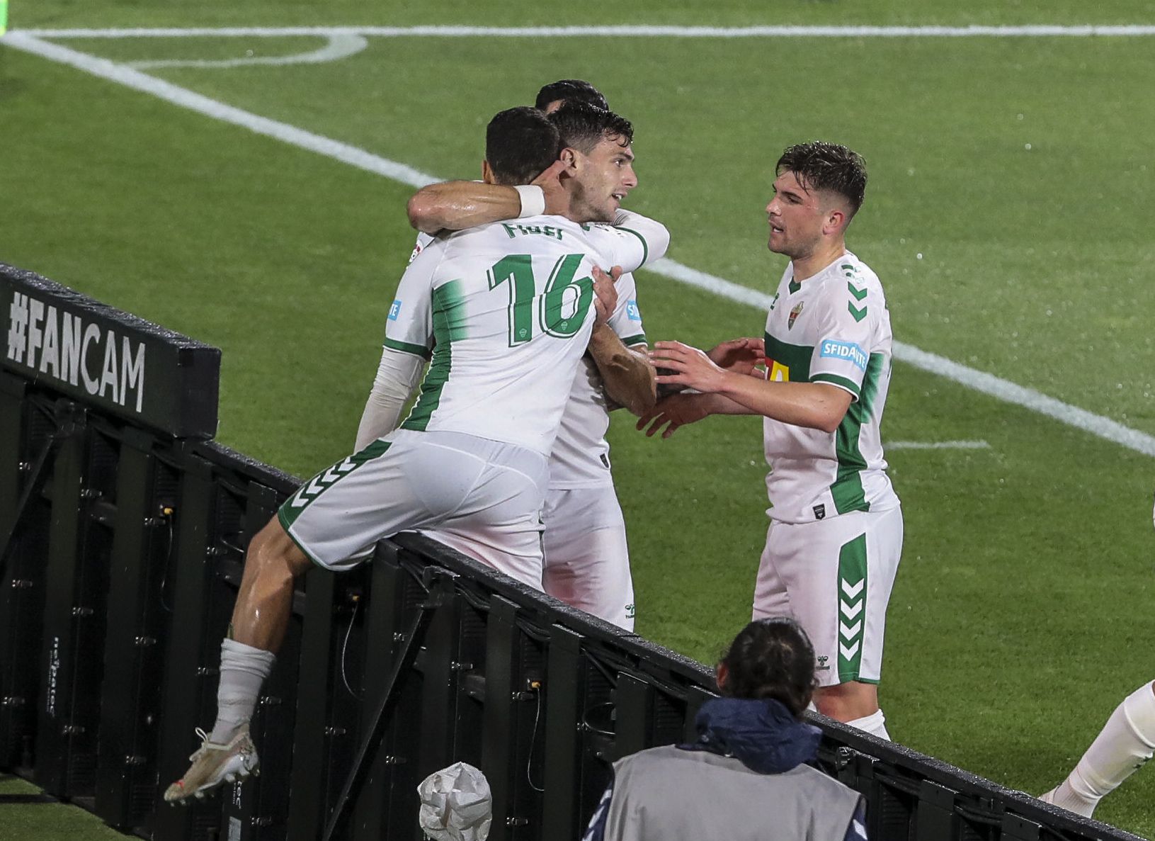 Elche 1 - Valladolid 1: El Elche no sabe ganar