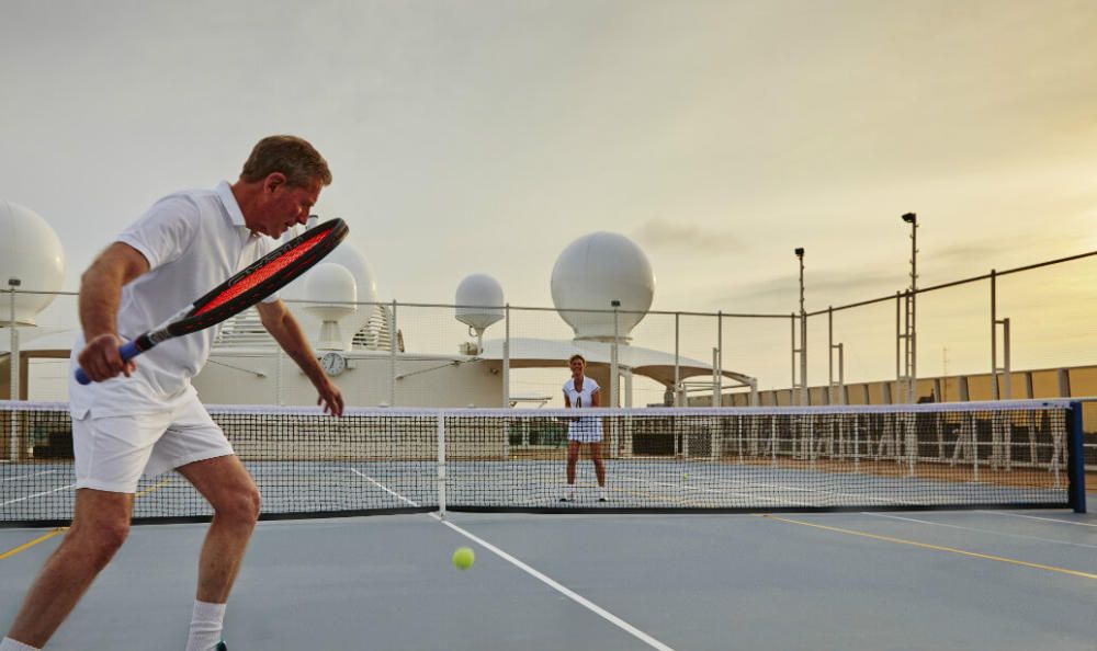 El 'The World', más conocido como el barco de los millonarios, también dispone de pista de tenis en cubierta.