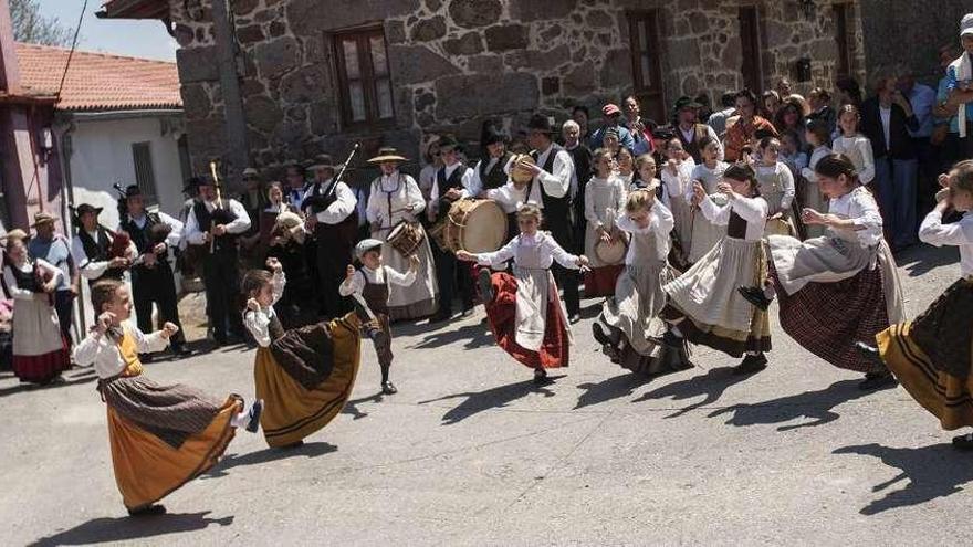 Actuación dun dos grupos de baile, neste caso integrado por nenos, na Praza Maior de Vilanova dos Infantes. // Brais Lorenzo