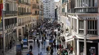 Saca a su novia de una tienda de Málaga a tirones de oreja y la agrede tras bajar del taxi